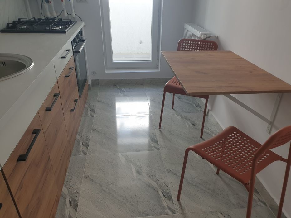 Închiriez garsoniera cu loc de parcare