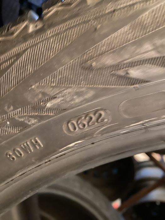vand anvelope de iarna 295/40/21 Nokian