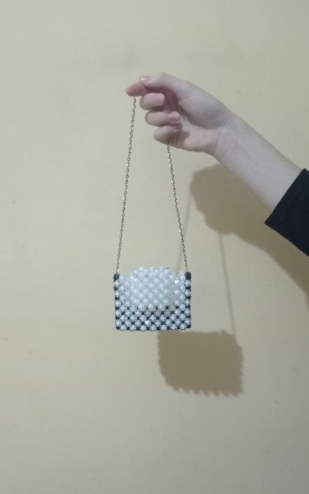 Qolda tõqilgan munchoqli sumka