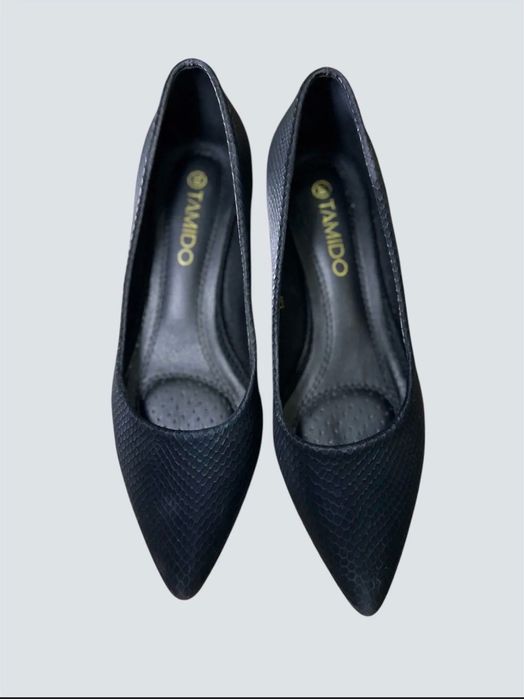 Черные элегантны туфли лодочки