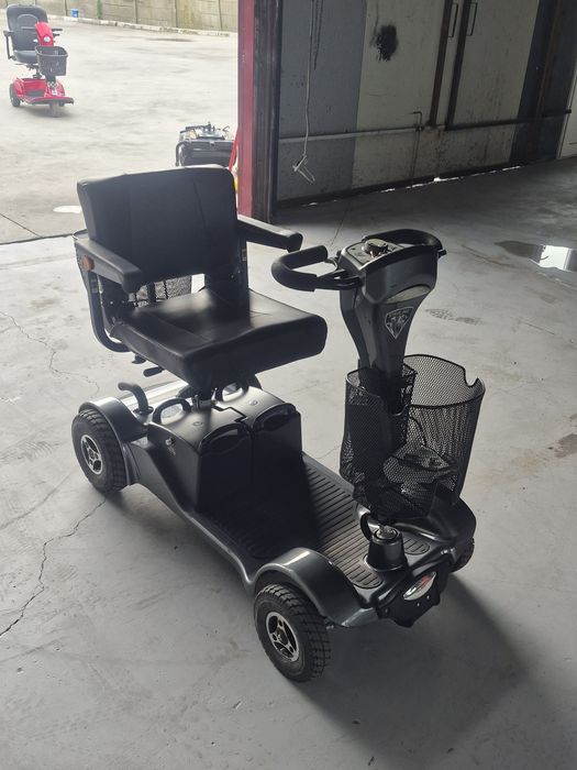 Carucior scuter electric pentru persoane cu  dezabilitari sau batrîni