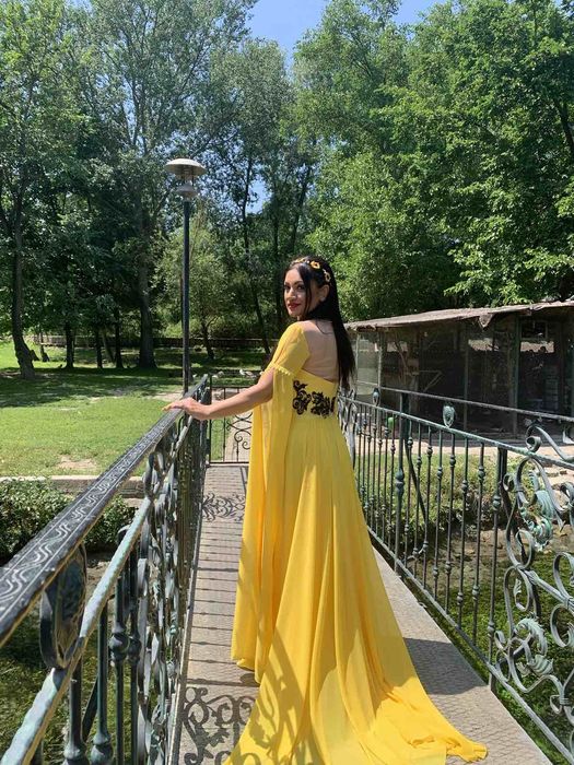 Елегантна дамска рокля S/M – ръчно изработена (уникат)

Продавам с