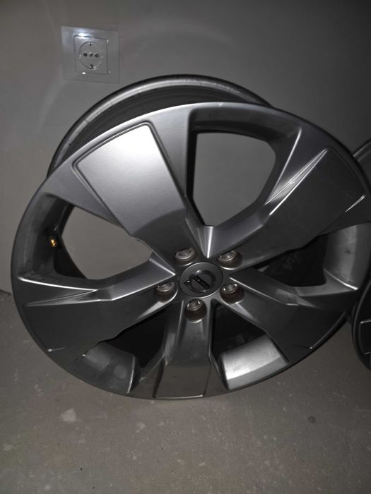 Гуми и джанти в перфектно състояние!Джантите нямат драскотина.