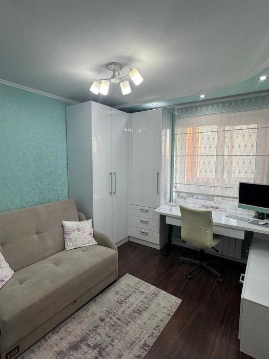 Продам 4 комн квартиру на Достык молле