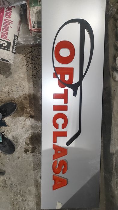 Светещи табели Opticlasa и Timeland  - идеално работещи.