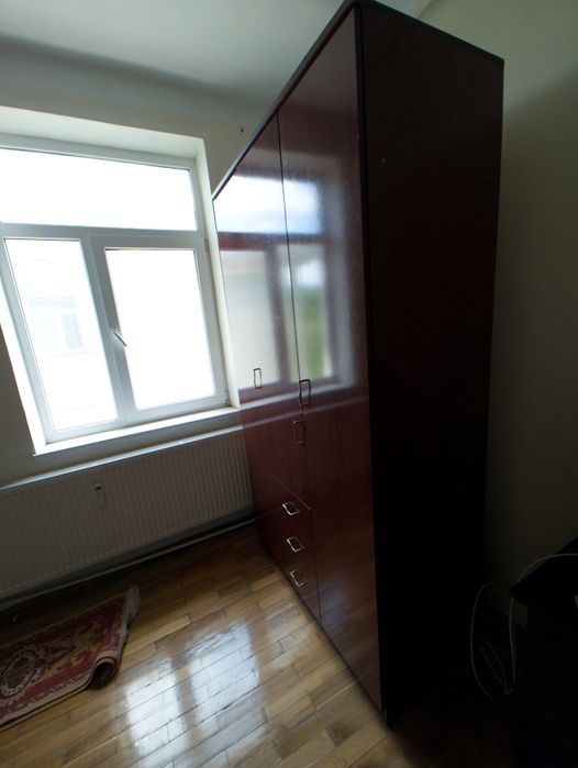 Vand dulap - sifonier cu 3 usi rotative, cu  rafturi, 3 sertare si 2 bare haine, in stare foarte buna