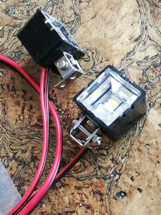 Automodel faruri rotunde D= 2,4cm, patrate L=2cm talpa metal reglabila