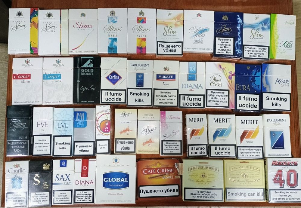 Колекция празни кутии от цигари