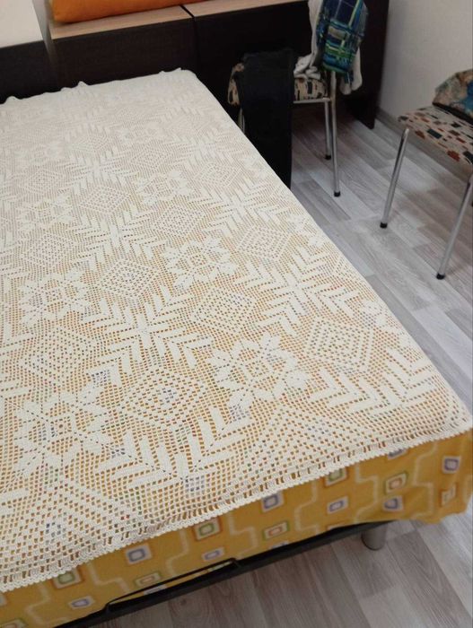 Плетени на една кука покривки за маса и кувертюри с указани размери.