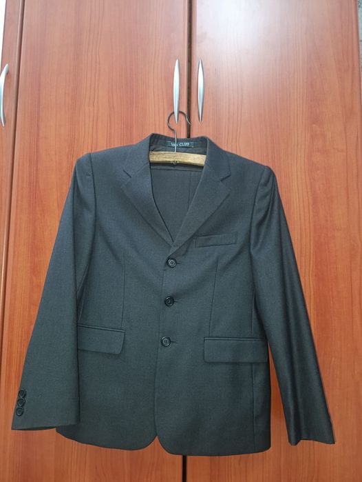 Продаётся костюм-двойка.