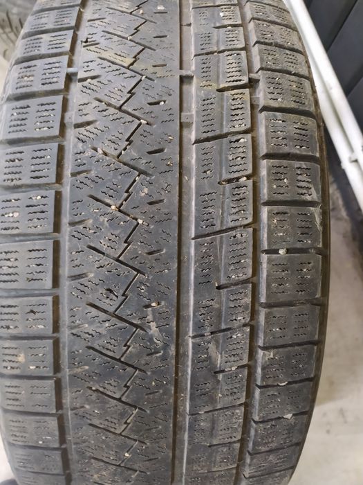 Продам один зимний балон. 235/45/18срочно