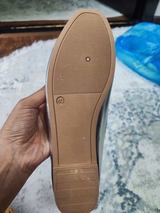 Балетки новые,  привазные.  Отдаю дёшево.  40 размер