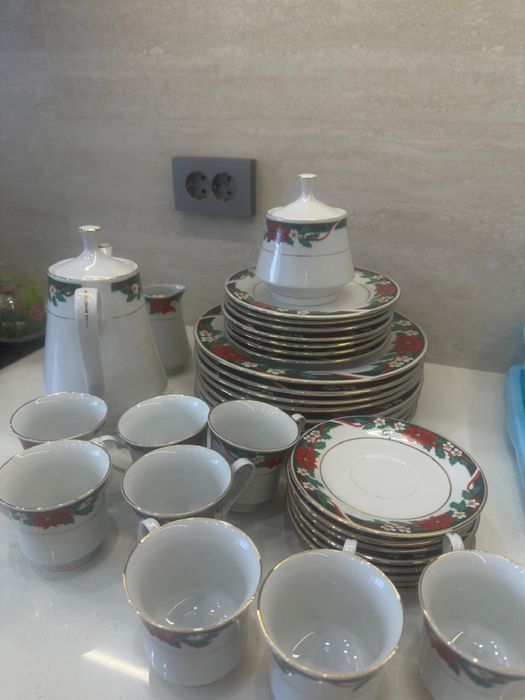 Продаётся красивый фарфоровый кофейный/чайный сервиз