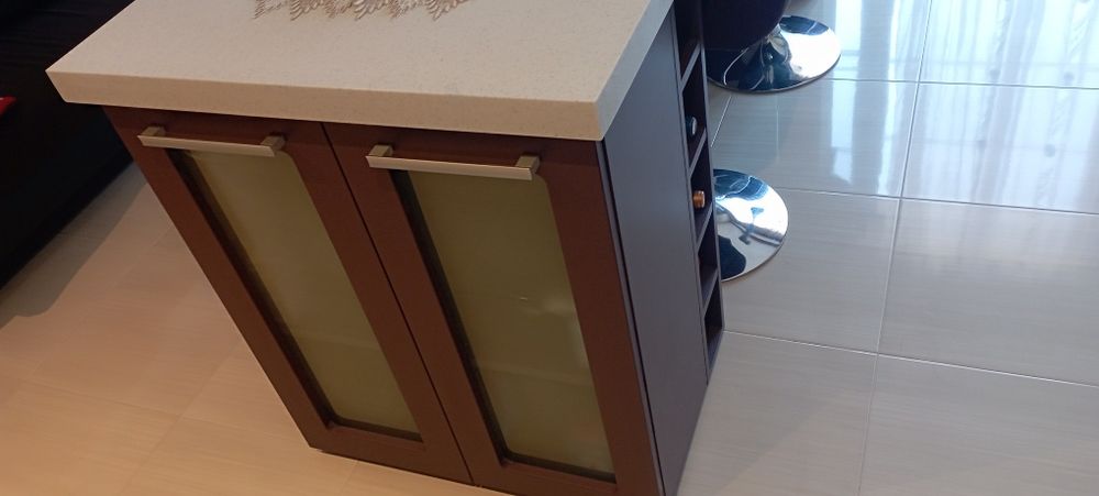 Masă ,insula living,bucătărie,