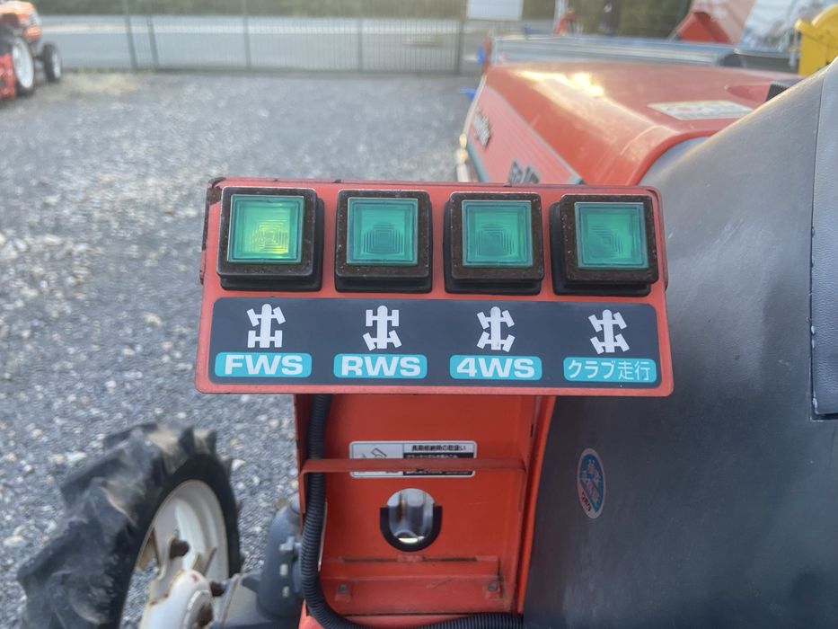 Tractor japonez Kubota dedicat pentru stropit