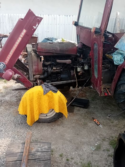 Vând doua tractoare unul ai funcțional și unul de pise