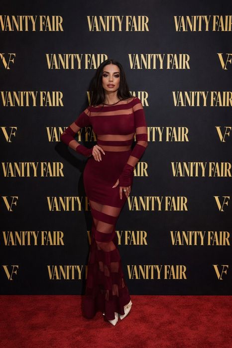 Дълга рокля с прозрачни елементи