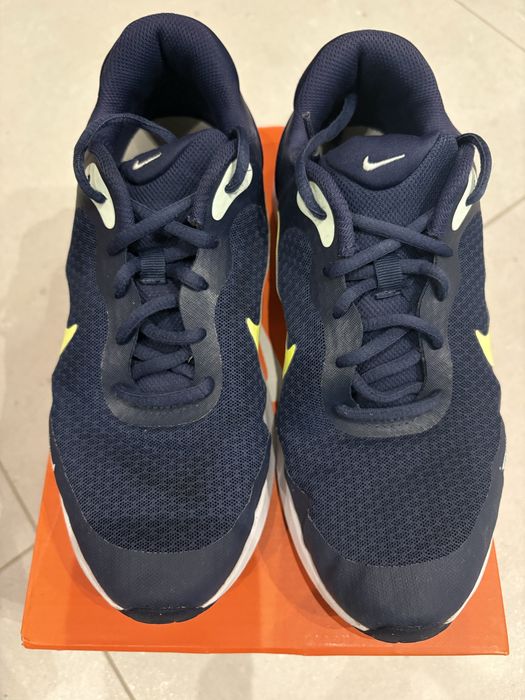 Спортни обувки Nike и Adidas