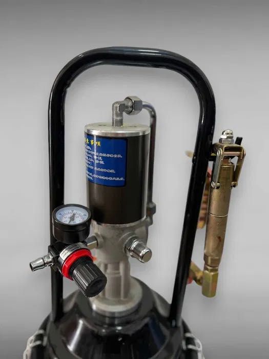 Нагнетатель консистентной смазки с пневмоприводом 12L