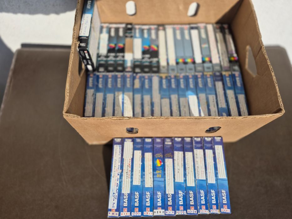 Vând Lot 48 casete video VHS originale Basf de 240 minute colectie de filme diferite genuri 
Philips; Eindhoven,Miniwatt made in
Olanda