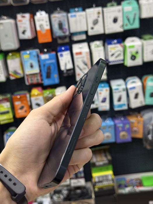 продам IPhone 13