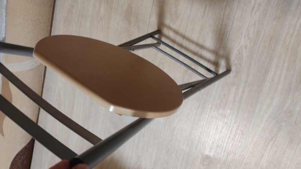 Металлический стул раскладной.