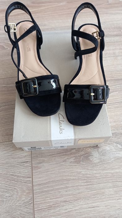 Стилни и удобни сандали Clarks