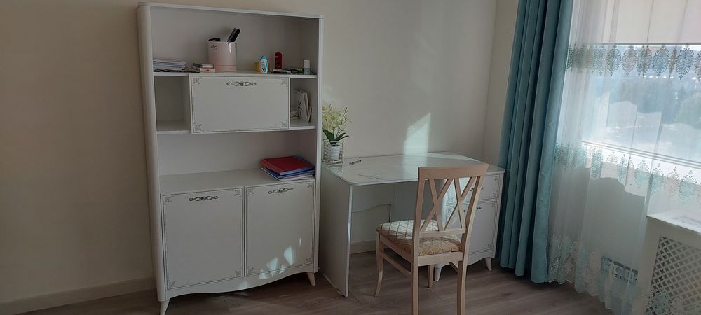 Продаётся гарнитура из шкафа и стола