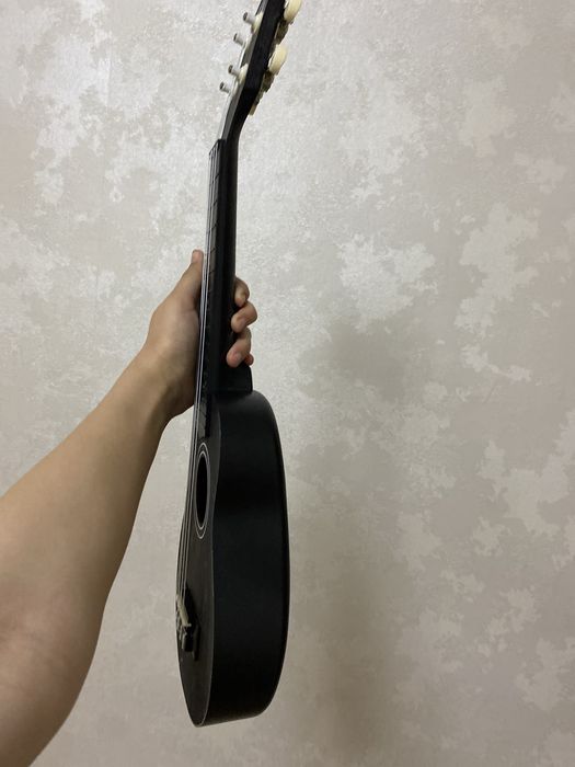 Черное   укулеле
