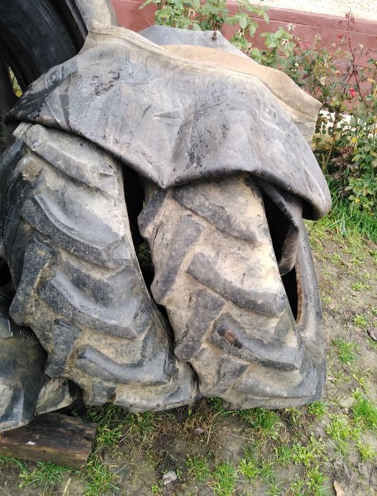 Vând cauciucuri de tractor 13,6/24