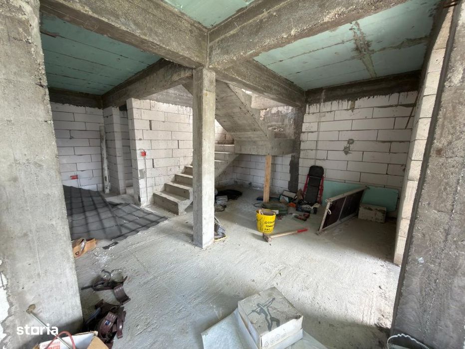 Vand casa la rosu, zona Magnolia