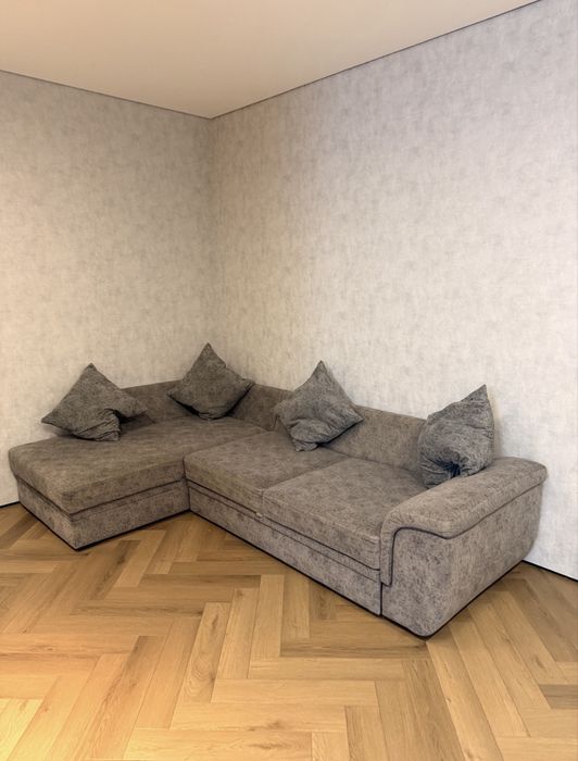 продам диван с 4 подушками (раскладной)