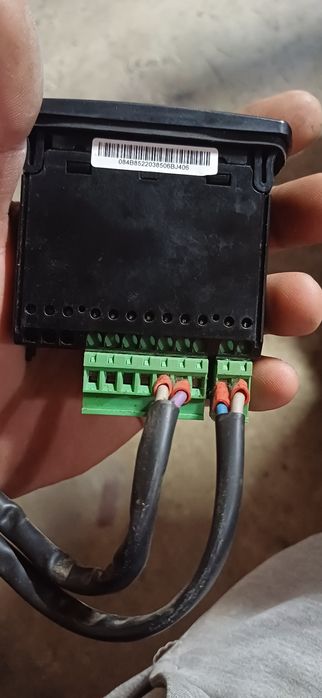 Термостат за витрини за вино