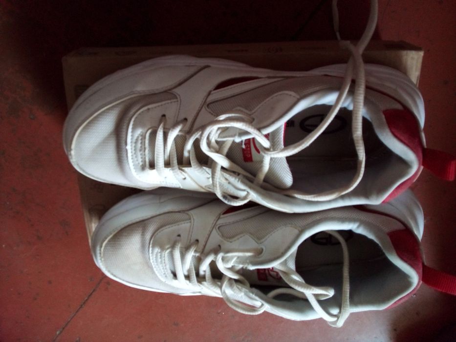 Продам кроссовки женские