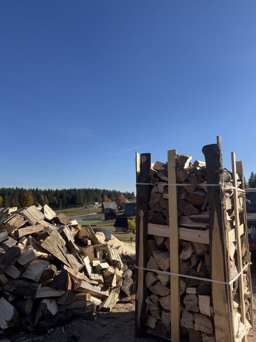 Lemne de foc din molid paletizate  uscate și despicate