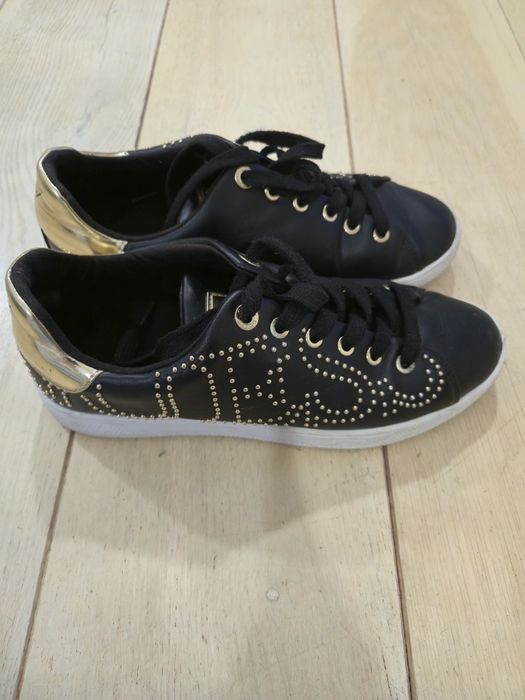 Оригинални обувки на Guess