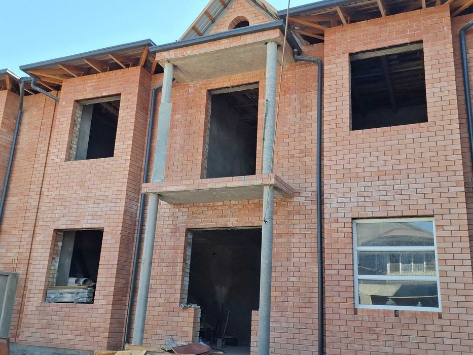 Продаётся Дом -  коробка 
3.5 соток ,8 комнат + подвал