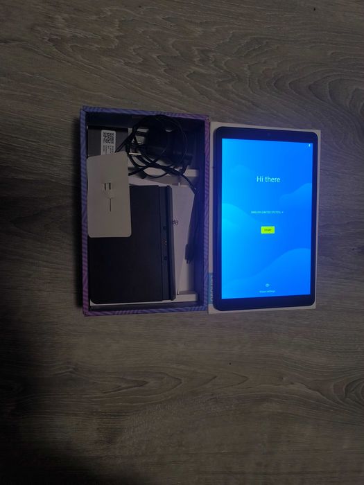 Таблет Lenovo Tab 8 + стойка за зареждане