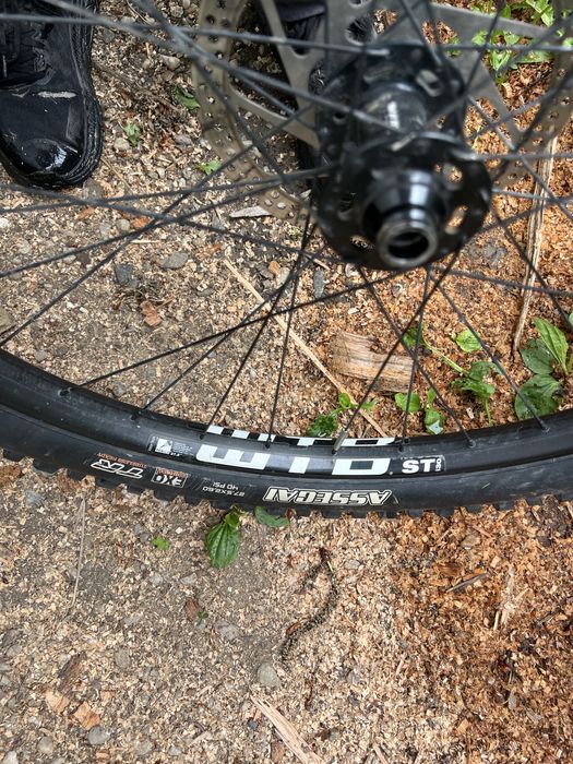 Vând roată față 27.5 boost 15x110 WTB i30 cu cauciuc Maxxis Assegai