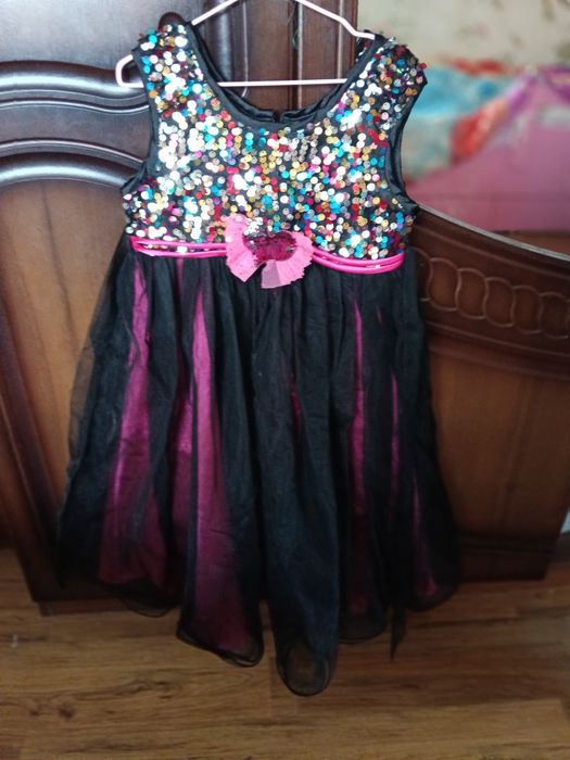 Продам праздничные платья на девочку