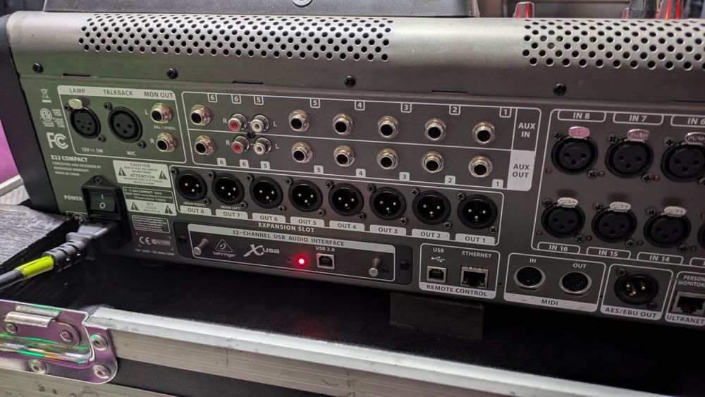 Микшерный пульт Behringer x32 compact