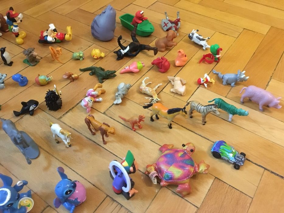 71бр малки играчки животни шоколадови яйца и др.