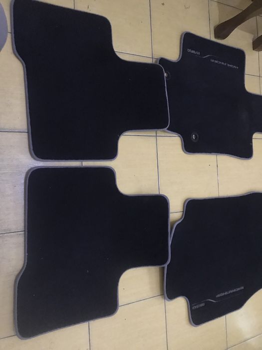 Полик сотилади Toyota highlanderga радной гилам полиги ва багажники.