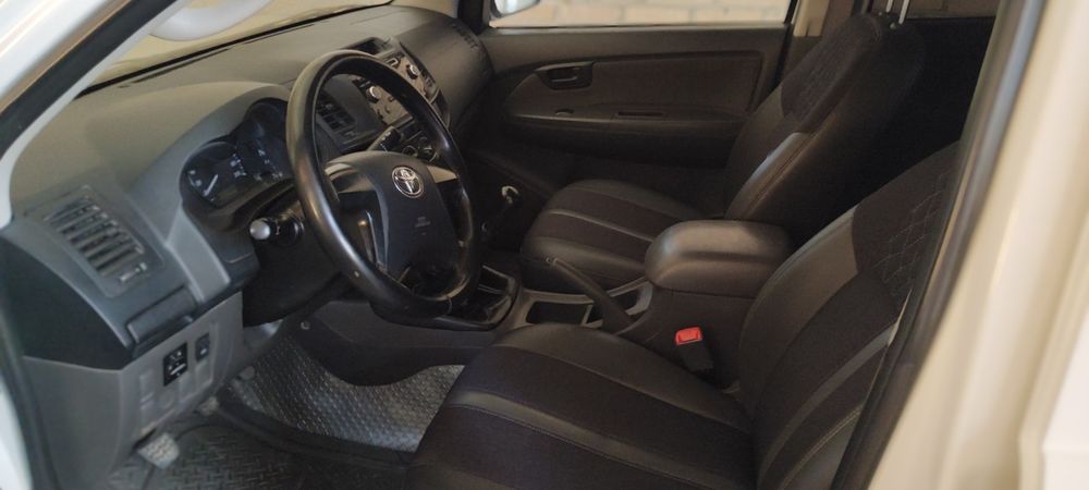 TOYOTA HILUX 2013 йил сотилади.