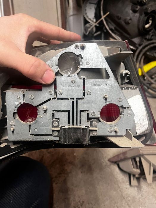 Задние фонари 210, стопы 210