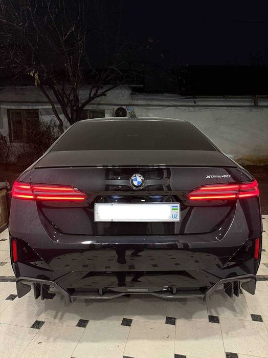 Продам BMW i5 xDrive40 в M-Perfomance обвесе + навароты , официальная