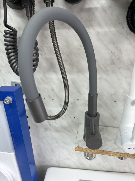 Витринные смесители отдам подешевл