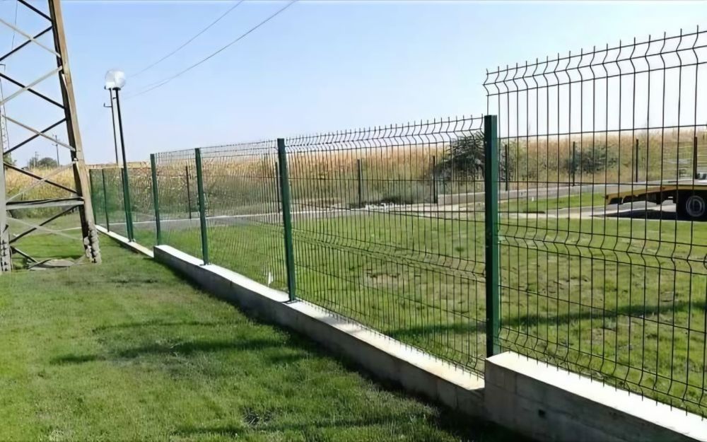 Construim garduri din panouri tip jaluzea, tabla cutata, plasa bordurata, sipca metalica