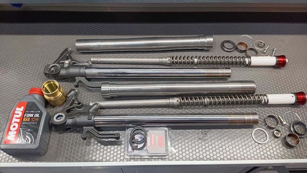 Професионални ремонти на мотоциклетни предници град София.