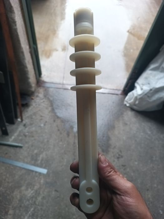 Изолатор за средно и ниско напрежение